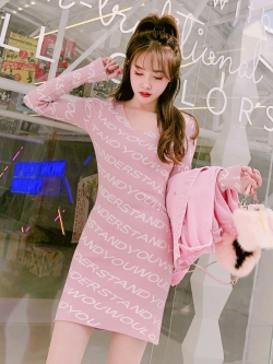 พรีออเดอร์ : ชุดเดรสเข้ารูปแฟชั่นสไตล์น่ารักๆ คอวี พิมพ์อักษรตามแบบ แขนยาวสีชมพูหวาน