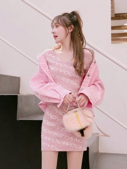 พรีออเดอร์ : เสื้อแจ็คเก็ตยีนส์สีชมพู แฟชั่นสไตล์หวานประดับหมุดทั้งชุดตามแบบ แขนยาว