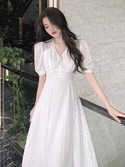 พรีออเดอร์ : เดรสยาวฤดูร้อนแฟชั่นสไตล์หวานน่ารักๆ สีขาว คอวี แต่งลายลูกไม้ตามแบบ