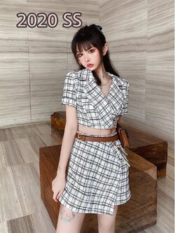 Girly Fancy Club : ชุดเซ็ทแฟชั่นสไตล์เกาหลี เสื้อครอปสั้นลายสก็อตคอวี + กางเกงขาสั้นด้านหน้าแต่งกระโปรงป้าย (มีเข็มขัดตามแบบแยกจำหน่าย) แบรนด์แท้