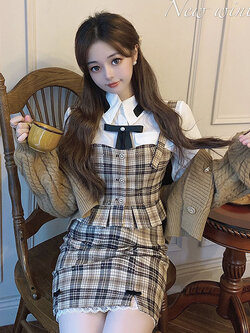 พรีออเดอร์ : ชุดเซ็ตแฟชั่นราคาแยกชิ้น เสื้อสายเดี่ยวครอปสั่น และ กระโปรงเข้าชุดลายสก็อต