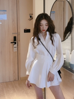 พรีออเดอร์ : ชุดเซ็ตเดรสสีขาวแฟชั่นสไตล์เกาหลีแขนยาว + กางเกงสั้นขาบานสีขาวเข้าชุด