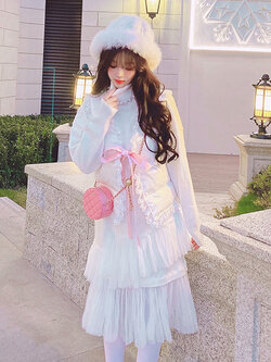 Summer Joy : พรีออเดอร์ เดรสยาวแขนยาวคอเต่าสีขาวชายกระโปรงแต่งระบายไล่ระดับ และ เสื้อกั๊กบุนวมสีขาวกันหนาว (ราคาแยกชิ้น) แบรนด์แท้