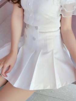 พรีออเดอร์ : กระโปรงจีบรอบแฟชั่นสไตล์หวานน่ารักๆ สีขาว แต่งกระดุมตามแบบ
