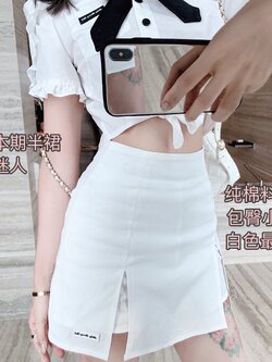 Girly Fancy Club : พรีออเดอร์ กระโปรงสั้นแฟชั่นผ่าสองข้างตามแบบ ปักชื่อแบรนด์ Girly Fancy Club ติดซิปด้านหลัง