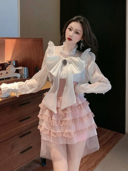พรีออเดอร์ : ชุดเซ็ทแฟชั่นสไตล์หวาน เสื้อเชิ้ตแขนยาวแบบโปร่งใสประดับมุก และ กระโปรงเอวสูงสีชมพูหวาน (ราคาแยกชิ้น)
