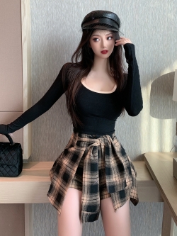 พรีออเดอร์ : เสื้อยืดตัวสั้นเข้ารูปสีดำแขนยาวทรงสวยตามแบบ