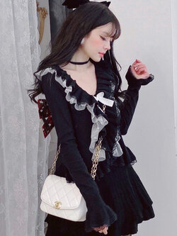 Summer Joy : พรีออเดอร์ คาร์ดิแกนถักลายลูกไม้ และกระโปรงแฟชั่นสีดำตามแบบ แบรนด์แท้