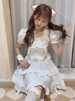 พรีออเดอร์ :เดรสแฟชั่นสไตล์โลลิต้าสีขาว แขนตุ๊กตา แต่งสายริบบิ้น Corset ด้านหน้า