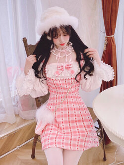 Summer Joy : พรีออเดอร์ เดรสแฟชั่นสไตล์หวานสีชมพูลายสก็อตพิมพ์ลาย Strawberry และ กระเป๋าสีชมพู แบรนด์แท้