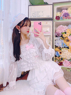 Summer Joy : พรีออเดอร์ เสื้อแฟชั่นแขนยาวแต่งระบายไล่ระดับประดับโบว์ชมพู และ กระโปรงระบายสีขาว (ราคาแยกชิ้น)