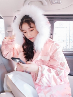 SNBL Girl : พรีออเดอร์เสื้อกันหนาวลายพรางสีชมพูหวานๆ มีฮูทขนเฟอร์ แบรนด์แท้