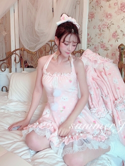 Summer Joy : ชุดนอนสไตล์หวานน่ารักๆ ฤดูหนาว มีให้เลือก 2 แบบ แบบกระโปรงยาวสามารถใส่เป็นเสื้อคลุมได้ และ แบบคล้องคอแบบกระโปรงสั้นน่ารักๆ งานแบรนด์