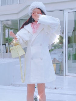 พรีออเดอร์ : เสื้อโค้ทสีขาวแบบมีผ้าคลุมไหล่และฮูท ติดกระดุมสองแถวประดับมุกตามแบบ