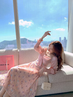 Palglg : พรีออเดอร์ เดรสยาวแฟชั่นแขนยาว คอกว้าง ช่วงกระโปรงตัดต่อผ้าลูกไม้ประดับเลื่อม งานแบรนด์