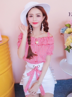 พรีออเดอร์ : ชุดเซ็ทแฟชั่นน่ารักๆ เสื้อเปิดไหล่ลายสก็อตสีแดง + กระโปรงสีขาวเข้าชุด