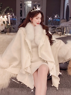 พรีออเดอร์ : เสื้อโค้ทคลุมแฟชั่นสีขาวแต่งระบายมุก แต่งปกขนเฟอร์สามารถถอดออกได้