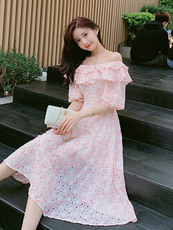 Palglg : พรีออเดอร์ เดรสยาวแฟชั่นสไตล์วินเทจฉลุลายทั้งชุด ปักลายดอกไม้ คอกว้าง ใส่แบบเปิดไหล่หวานๆ ได้ทั้งสองแบบ แบรนด์แท้