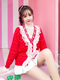 พรีออเดอร์ : เดรสสเวตเตอร์ เดรสไหมพรมแขนยาวคอวีสีแดง แต่งระบายลูกไม้ตามแบบ (สินค้าไม่รวมเสื้อลูกไม้ข้างในค่ะ)