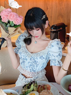 Girly Fancy Club : พรีออเดอร์ เสื้อแฟชั่นสไตล์หวาน ลายดอกไม้ครอปสั้น แต่งระบายลูกไม้ แบรนด์แท้