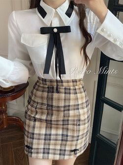 พรีออเดอร์ : เสื้อเชิ้ตแฟชั่นสีขาวตัดปกดำ มีริบบิ้นตามแบบ