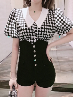 พรีออเดอร์ : กางเกงขาสั้นสีดำเอวสูง ติดกระดุมหน้าตามแบบ