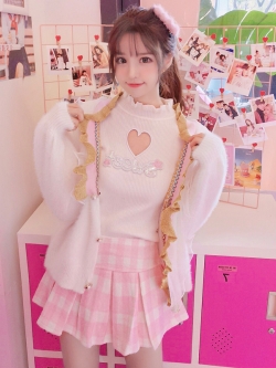 พรีออเดอร์ : เสื้อแฟชั่นแขนยาวฉลุลายหัวใจกลางอกสไตล์หวาน