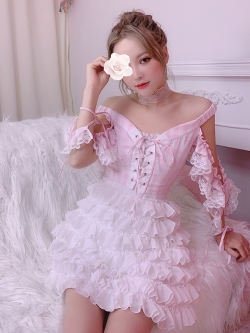 Summer Joy : เดรสสั้นเกาะอกสไตล์หวานแต่งระบายน่ารักๆ ด้านหลังสม็อค มีให้เลือก 2 สี งานแบรนด์ (สินค้าไม่รวมเสื้อทับตัวนอกค่ะ)