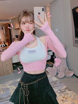 Girly Fancy Club : พรีออเดอร์ เสื้อยืดแฟชั่นปลอมสองชิ้น ตัวเสื้อสีชมพูแขนยาวเปิดไหล่เย็บติดเสื้อด้านในสีขาวแบบสายคล้องคอ แบรนด์แท้