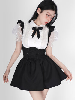 Shaoyeyan : พรีออเดอร์ ชุดเซ็ท (ราคาแยกชิ้น) เสื้อเชิ้ตแฟชั่นแขนสั้นฉลุลายหัวใจกลางอกครอปสั้น แขนใส และ กระโปรงกางเกงเอี๊ยมสั้นมินิสีดำสม็อคหลัง แบรนด์แท้