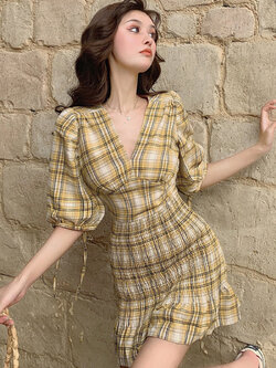 พรีออเดอร์ : ชุดเดรสสั้นลายสก็อตสีเหลืองคอวี ช่วงสะโพกสม็อคเข้ารูปตามแบบ