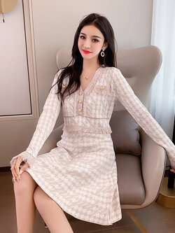 พรีออเดอร์ : เดรสแฟชั่นแขนยาวคอวี แต่งกระดุม ระบายพู่ มีให้เลือก 2สี