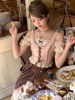 Acaine : พรีออเดอร์ เสื้อแฟชั่นเปิดไหล่แต่งปลอมเสื้อกั๊กตัวนอก สไตล์ฝรั่งเศสวินเทจ แบรนด์แท้