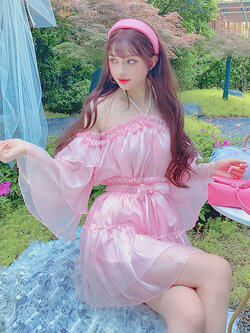 Summer Joy : พรีออเดอร์ ชุดเซ็ตแฟชั่นสไตล์หวาน เสื้อเปิดไหล่สีชมพูสายคล้องคอประดับมุก + กระโปรงขอบเอวยางยืดเข้าชุด แบรนด์แท้