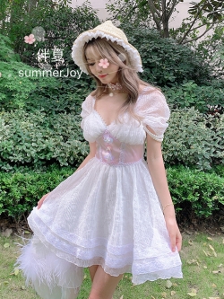 Summer Joy : พรีออเดอร์ เดรสแฟชั่นสไตล์เจ้าหญิงสีขาวแต่งแถบผ้าชมพูช่วงเอวด้านหน้า แขนประดับมุกหรู แบรนด์แท้