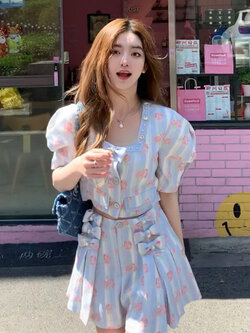 พรีออเดอร์ : ชุดเซ็ทแฟชั่นสไตล์เกาหลี 2ชิ้น เสื้อครอปสั้นน่ารักๆ ประดับคริสตัลและเพชรที่กระดุม + กางเกงขาบานเข้าชุดลายตามแบบ (ชุดนี้งานจริงสวยมากตามภาพเลยค่ะ)