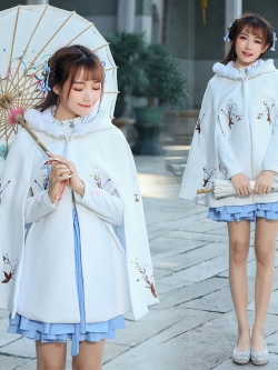 พรีออเดอร์ : เสื้อโค้ทคลุมแฟชั่นปักลายตามแบบมีฮูทแต่งขนเฟอร์