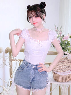 Summer Joy : พรีออเดอร์ กางเกงยีนส์ขาสั้นแต่งสายผูกลูกไม้ด้านข้างหวานๆ แบรนด์แท้