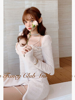 Girly Fancy Club : พรีออเดอร์ เดรสสั้นขนมิ้งค์แขนยาวสีครีมแต่งสายโซ่ประดับเพชรตามแบบ แบรนด์แท้