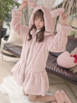 พรีออเดอร์ : เสื้อกันหนาวขนนุ่มมาก มีฮูทแต่งหูน่ารักๆ ตามแบบ มีให้เลือก2สี