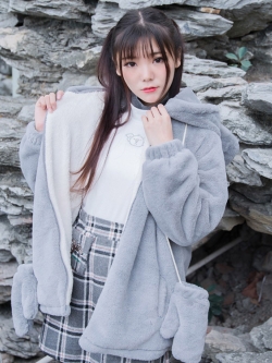 พรีออเดอร์ : เสื้อคอเต่าแฟชั่นสไตล์ญี่ปุ่นปักลายหมีโคล่าสีขาวน่ารักๆ ตามแบบ