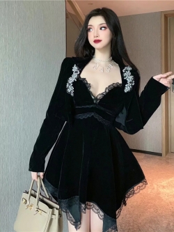 พรีออเดอร์ : เดรสสายเดี่ยวกำมะหยี่สีดำ + เสื้อคลุมสั้นประดับคริสตัลสีดำกำมะหยี่เข้าชุด