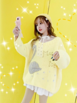 พรีออเดอร์ : เสื้อสเวตเตอร์สีเหลืองคอกว้างถักลายตามแบบ (สินค้าไม่รวมเสื้อลูกไม้ข้างในค่ะ)