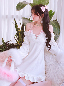 Summer Joy : พรีออเดอร์ เดรสแฟชั่นแขนยาว มีสายสร้อยคล้องแขนสามารถใส่เปิดไหล่ได้ แบรนด์แท้ (กระเป๋า และ ปลอกแขนขนเฟอร์ แยกจำหน่าย มีให้เลือก2สีค่ะ)