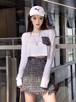 พรีออเดอร์ : ชุดเซ็ทแฟชั่นสไตล์เกาหลี เสื้อยืดคอกลมแขนยาวแต่งกระเป๋า + กระโปรงสีเข้าชุด มีให้เลือก 2 สี