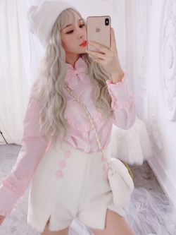 Summer Joy : กางเกงขาสั้นสีขาวขนนุ่ม ผ่าหน้าตามแบบ แต่งกระดุมชมพู งานแบรนด์