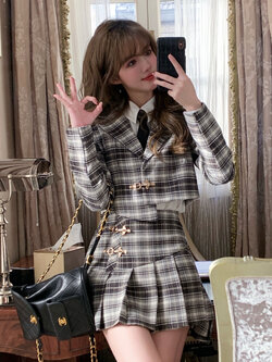 Acaine : พรีออเดอร์ ชุดสูทเซตแฟชั่น (ราคาแยกชิ้น) เสื้อเชิ้ตแขนยาวสีขาว / เน็คไทดำ / เสื้อสูทสั้นแขนยาว / กระโปรงจีบ แบรนด์แท้