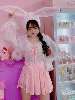 Summer Joy : เสื้อแฟชั่นแขนยาวคอกว้างแบบโปร่งบางเซ็กซี่ไม่มีซับใน งานแบรนด์ (สินค้าไม่รวมกระโปรงและโบว์ที่เสื้อค่ะ)