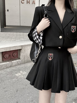 พรีออเดอร์ : ชุดเซ็ตแฟชั่น เสื้อสูทแบบบาง + กระโปรง สามารถใส่เป็นทั้งแบบเชิ๊ตและแบบสูท ปลายแขนสามารถพับขึ้นลายชิโนริ + กระโปรงสีดำจีบรอบปักลายเข้าชุด ตามแบบ