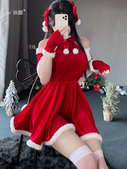 พรีออเดอร์ : ชุดซานตี้ ชุดคริสต์มาส ชุดเซ็ต 4 ชิ้น : เดรสสายคล้องคอ + ผ้าคลุมไหล่ + ถุงมือ + โบว์แดงประดับผม